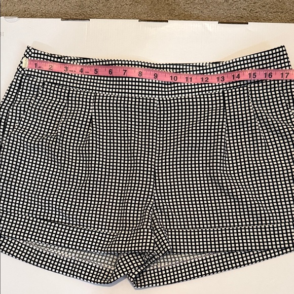 New Express Monochrome Grid Pattern Shorts - Picture 6 of 9